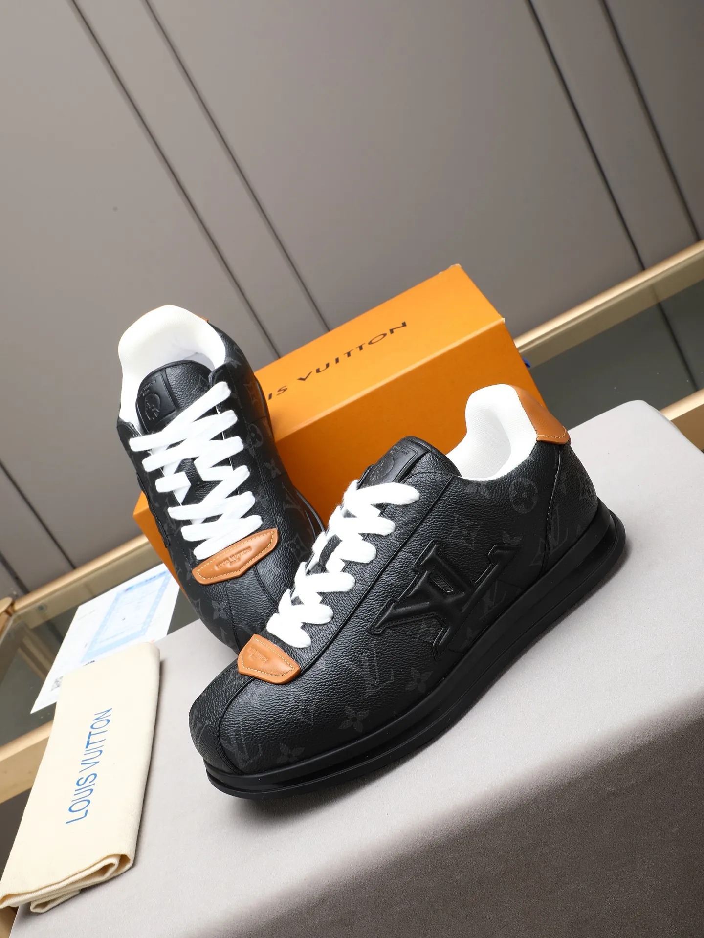 PP560 LV Louis Vuitton L Jialu Brand Runner Tatic Series Thick-soled Casual Sports Shoes Running Shoes Original purchase, development and production This LV Runner Tatic sports shoe combines technical materials such as mesh fabric and ribbons to interpret the inspiration of traditional mountaineering shoes. LV letters are written on one side, the lariat buckle of the quick lacing system is embellished with Monogram flowers and Louis Vuitton logos, and the light and wear-resistant rubber outsole completes the whole. ▪️Fabric: Original imported cowhide + mesh ▪️Inner lining: Original customized breathable mesh ▪️Sole: Original open-molded anti-slip rubber combination material ▪️Size: Men's 38-44 (customized for 45 and 46)